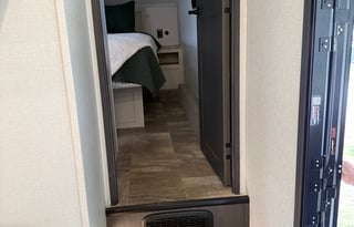 Luxury & Comfort 5th Wheel– Perfect for Adventures