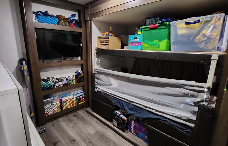 Bunk room w/ 32" Smart TV
