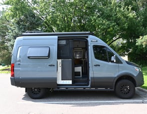Winnebago Revel 44E