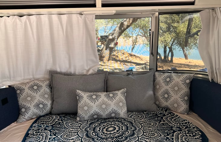 Converts from couch/ bed to kitchen table