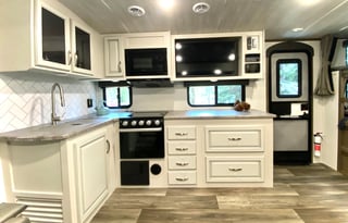 30’ RV,  King bed, Bunk Beds, Big kitchen