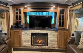 Kay-9 2016 Keystone RV Montana 3710 FL