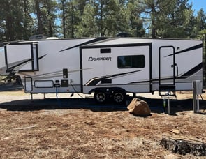 Prime Time RV Crusader LITE 33BH