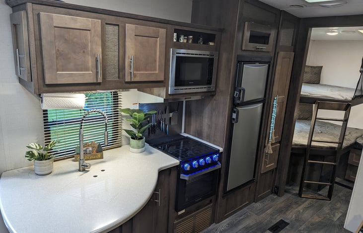 Any meal can be whipped up in this divine camping kitchen! Yum! There is even a coffee pot for that warm cup of Joe on those cool mornings.