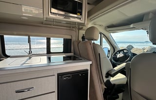 Easy living 2023 Thor Motor Coach Rize