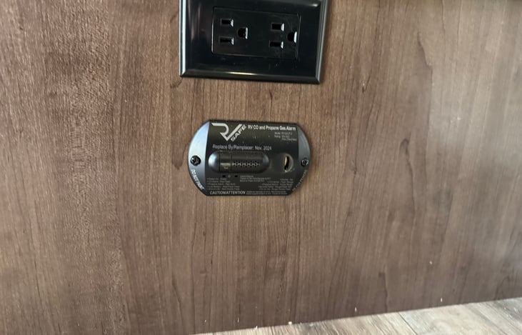 115v power outlets and CO2/LP gas detectors under bench seat.