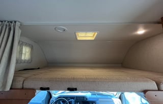 Explore in Style: 2018 Minnie Winnie 31G - Sleep9!