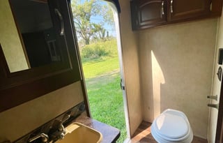 Spacious 42-ft 5th wheel RV