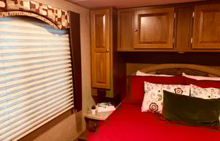 Lucy - Luxury RV for Your Stay in Camp Sherman