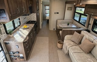 Family Friendly Spacious Class C RV – Sleeps 6–8