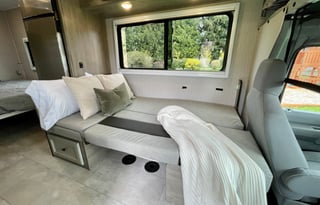 Modern RV – Pet Friendly, Easy, & Road-Trip Ready!