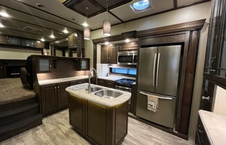 43’ Luxurious & Spacious 5th Wheel