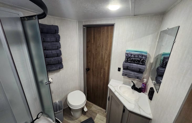 Bathroom with separate access to the exterior and 2 interior access points.