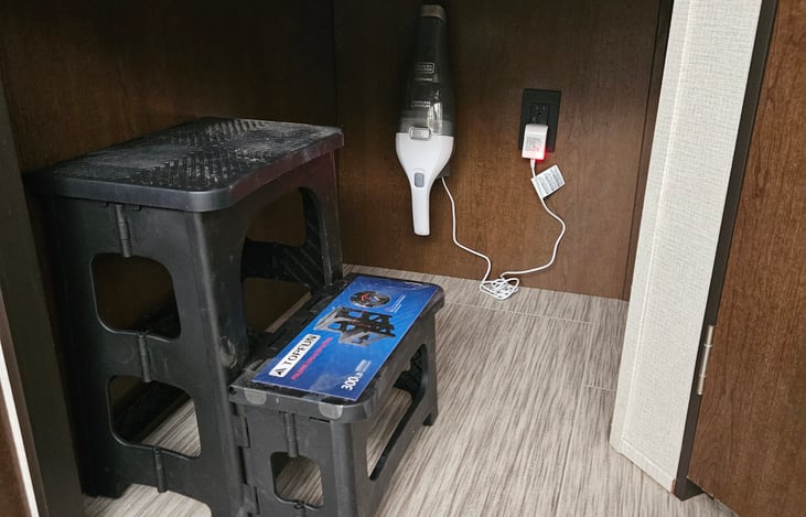 Stool for bunks and dustbuster