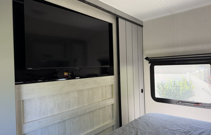 TV/dvd player also rotates to main room