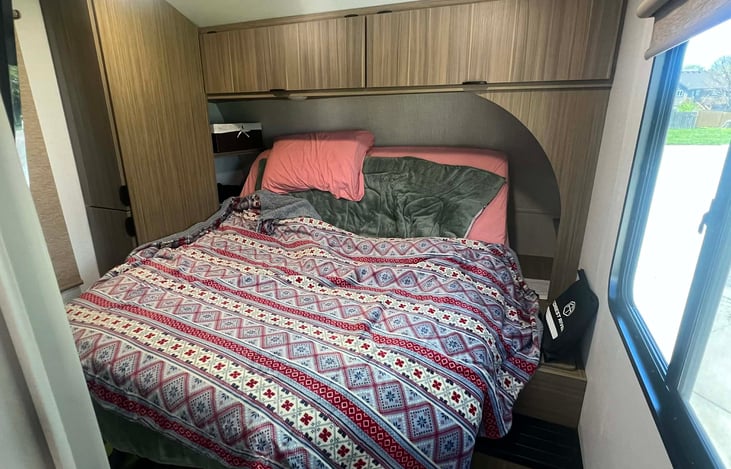 RV King size ( really sleeps like a Queen size) automatic raise and lower with tv in the bedroom