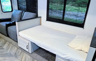 Tallahassee RV Rental | King Bed | Delivery Setup