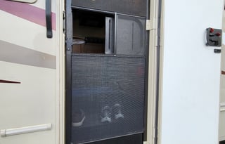 Clean & Comfy 2016 Coachmen Leprechaun 26DS