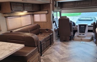 "Right Size" Class A. Sleeps 7 & Easy to Drive