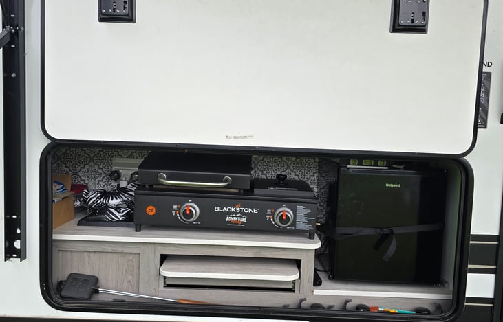 Outside fridge with sliding prep table, sink tub and refrigerator. Hello paradise!!