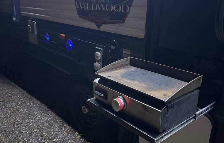 Outdoor flat top grill