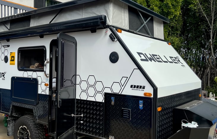 Main entrance with a screen door