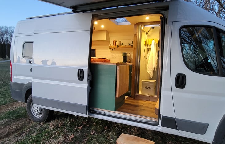 Lithium battery storage will power you off-grid for days! Powered by rooftop solar panels and also charges while driving.