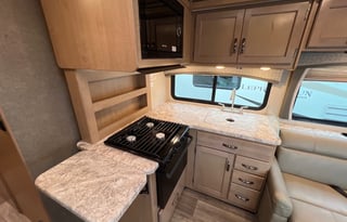 30' Thor 10 Sleeper w Bunks 2 SlideOut Rooms WiFi