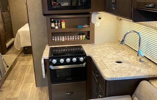 2020 Thor Freedom Elite 30FE Sleeps 8 Clean!