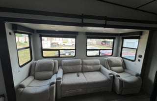 **Campy the SUPER COOL pet friendly 5th Wheel**