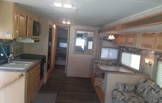 2005 Tiffin 33' with 2 slides and very low miles