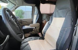 2 AC Units & 5 TVs! Satellite Dish & Dual Battery.