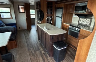 Luxury Bunkhouse Camper – Pet & Family Friendly