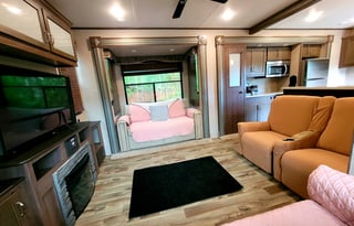 "MADAME"A Luxury Retreat-MEMORY FOAM King WEC HITS
