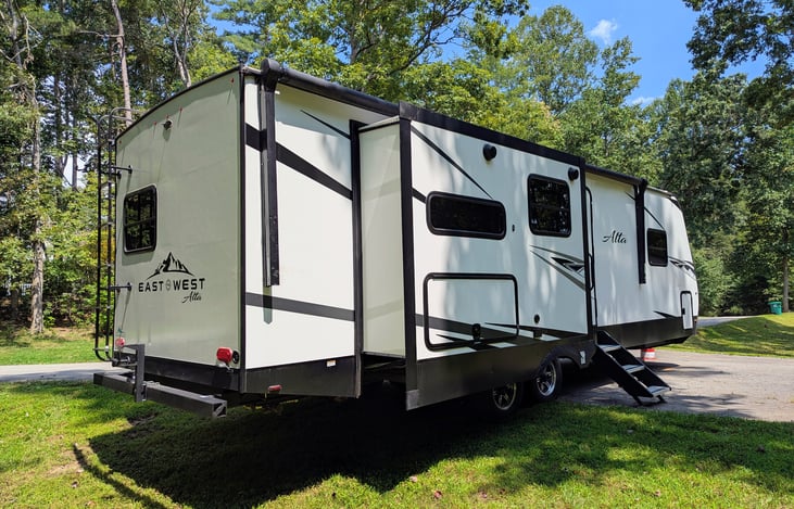 The East to West Alta is a spacious and luxurious camper. It features a bright and spacious interior, large kitchen island, 2 slide outs, king bed, outdoor kitchen, solar power and more.