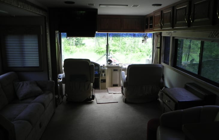 the two seats up front swivel, looking to the rear to relax in.