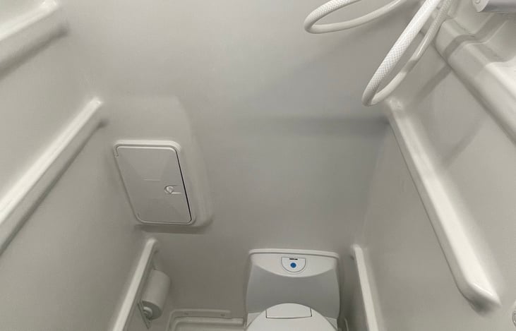 Hot shower and cassette toilet