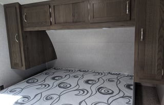 2021 Della Terra 27' sleeps 8 w King Bed