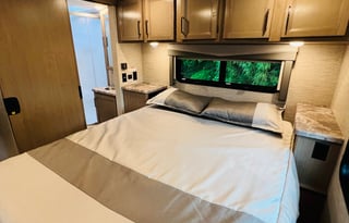 2022 Thor Four Winds 31E (with Bunkhouse)