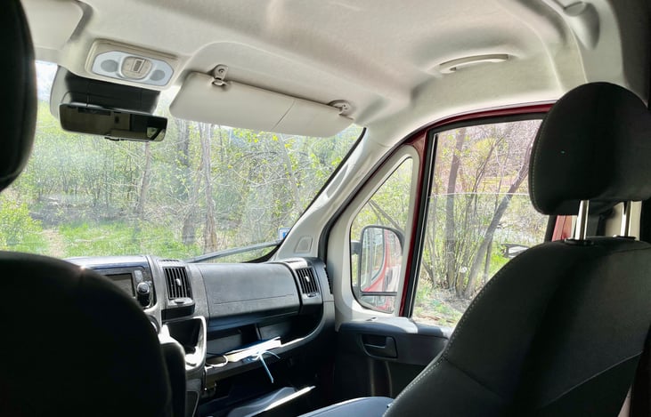Co-Pilot Seat
Spacious area with large windows to easily see around vehicle. Includes lots of dash and door pockets to store belongings.