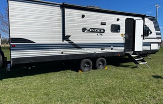 2021 Zinger Lite ZR270BH Travel Trailer RV Rental