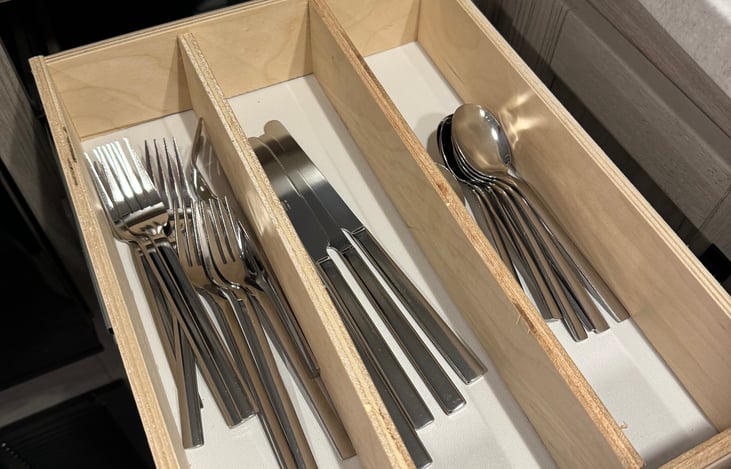 Forks, spoons, and knives that come with the unit.