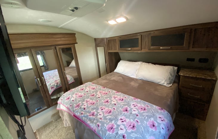 Master Bedroom has it's own AC, TV and plenty of room for your belongings. Mattress is comfortably fitted with brand new pad and fresh linens.