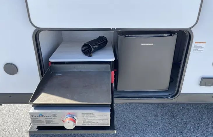 Out Door Kitchen with Flat Top Grill