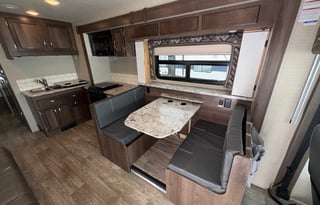2018 Jayco Motorhome sleeps 10!
