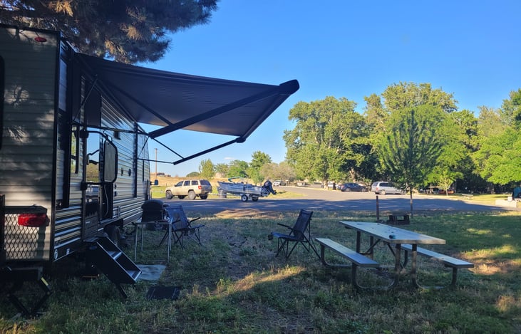 Windust Park on the Snake River. 
ACOE federal land- dry camping up to 2 weeks at a time, open all year! 
Free camping and a dump station on site.  Only 41 miles from Kennewick, WA