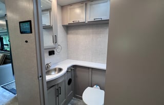 Large Luxury RV with Bunkbeds, Delivery Offered!