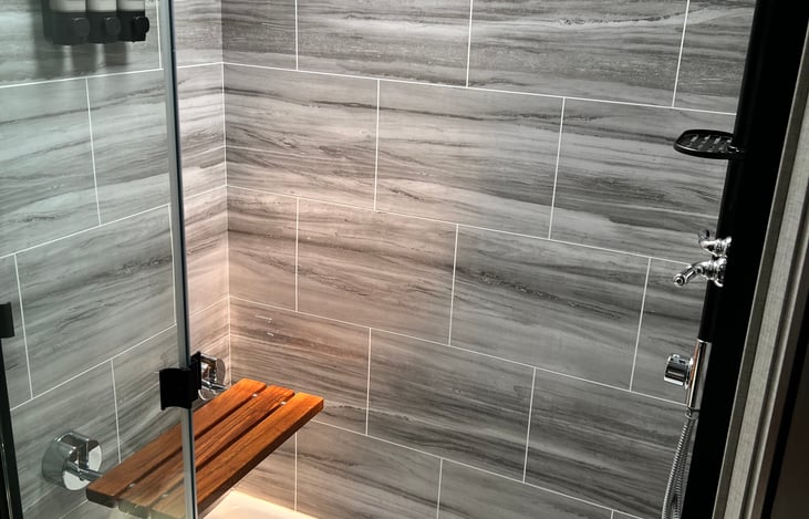 Large shower with bench