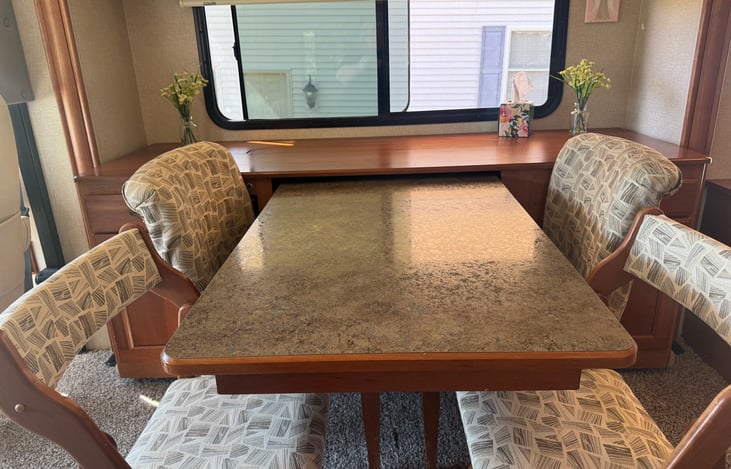 Table Expands to Accomodate 4 People