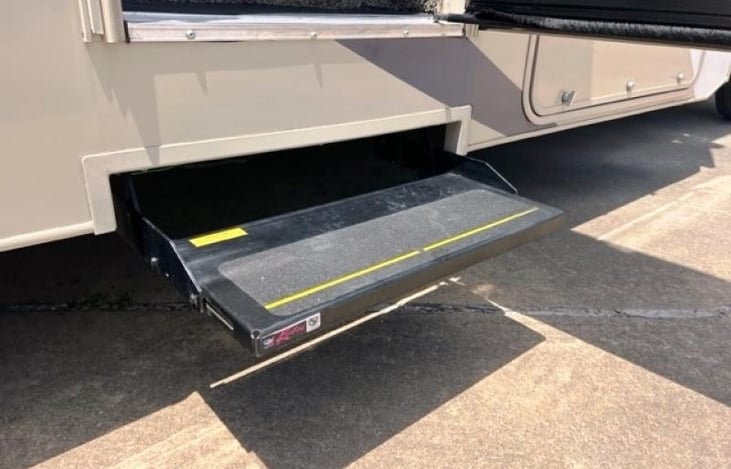 Automatic power step that extends from under the unit when door is opened for easy access into or out of the rig.